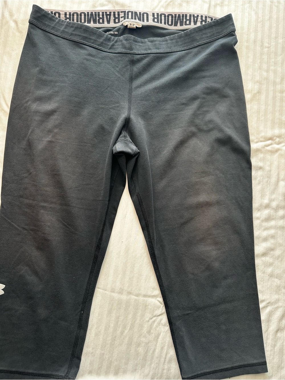 Under Armour Black Cropped Athletic Leggings HeatGear Capris Size XL